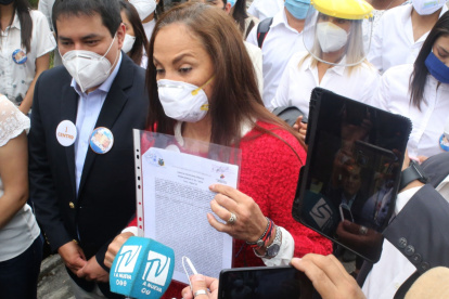 Negativa. El CNE no entregó a Pierina Correa el formulario para la aceptación de la candidatura de su hermano.