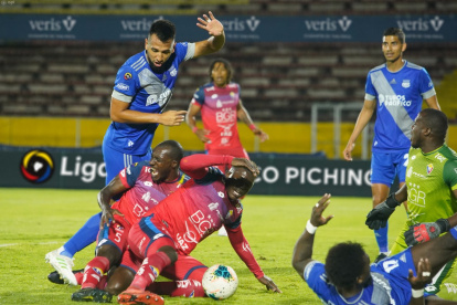 El Nacional se impuso a Emelec en un partido que fue trabado al inicio pero que terminó con emociones en las dos porterías