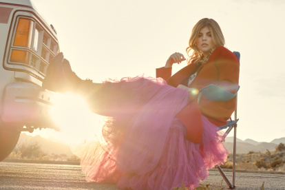 La artista afirma que más le preocupa ser feliz que las críticas de terceros.