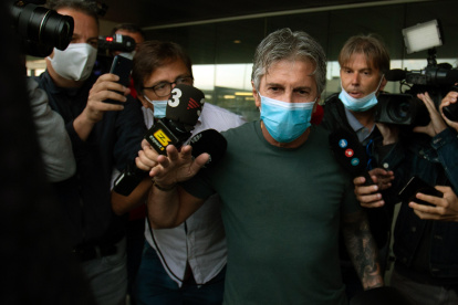 Jorge Messi, padre y agente del jugador, en una nube de periodistas tras la reunión con el presidente del FC. Barcelona.