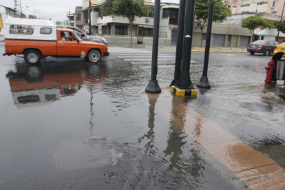 El daño de una tubería en las calles Maracaibo, entre Quito y El Oro, causa inconvenientes a conductores.