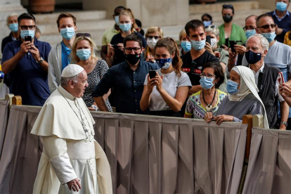 Papa Francisco saluda durante la primera audiencia con fieles tras seis meses debido a la pandemia del coronavirus, esta semana en El Vaticano.