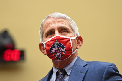 En la imagen un registro del doctor Anthony Fauci, el principal epidemiólogo de EE.UU., quien ha dicho que es posible que haya una vacuna disponible para ciertos grupos incluso antes de que acaben los ensayos clínicos. EFE/Kevin Dietsch/Archivo