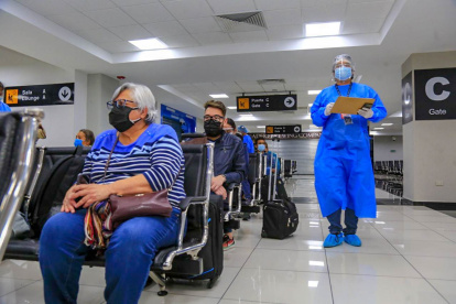 Del universo de contagiados, 861 están estables en una casa de salud y 355 están hospitalizadas con pronóstico reservado.