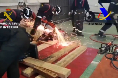BARCELONA. La Guardia Nacional detuvo a miembros de una banda que que introducía droga en Europa oculta entre maquinaria industrial.