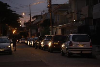 Oscuridad en un parqueadero de la ciudadela La Saiba, en el sur de Guayaquil.