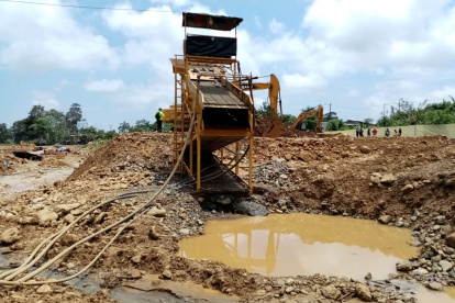En Ponce Enríquez, en Azuay, se hizo un operativo contra la minería ilegal. El alcalde del cantón impidió el retiro de la maquinaria, informó la ARC.
