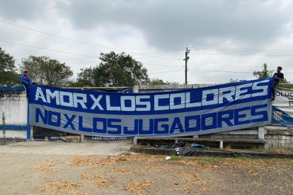 Uno de los mensajes en una bandera que los hinchas de Emelec llevaron al Polideportivo de Los Samanes.