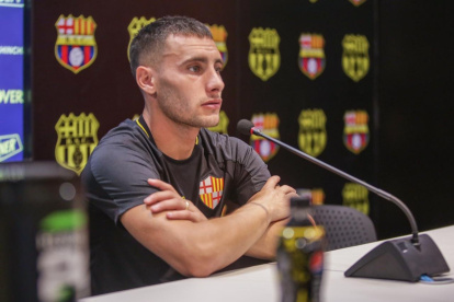 Emmanuel Martínez aporta con fútbol y entrega en el mediocampo de Barcelona.