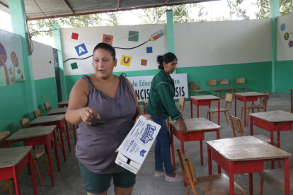 Padres de familia de la escuela San Francisco de Asís, del recinto Bellavista del cantón Daule, colaboran en el mantenimiento del plantel que está considerado en el plan piloto de retorno a las aulas.
