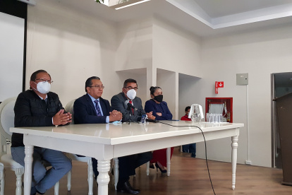 Mariano Curicama (i) y Tránsito Lluco (d) junto a sus abogados.