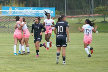 Ñañas dominó el encuentro ante las Dragonas del Independiente del Valle disputado en el complejo de Chillo Jijón.