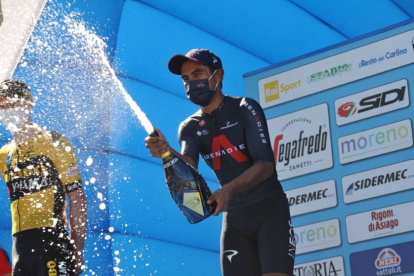 El ecuatoriano Jhonatan Narváez celebrando en lo más alto del podio.