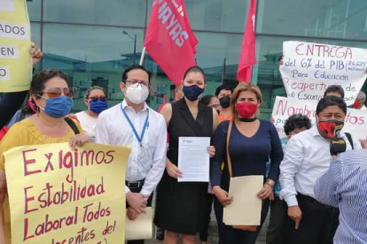 El gremio de los maestros busca el reintegro de sus compañeros despedidos.