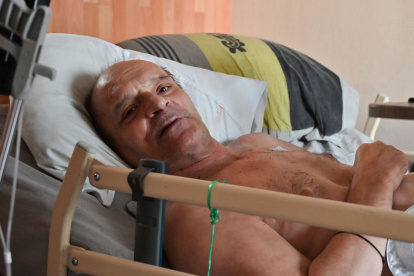 (FILES) In this file photo taken on August 12, 2020 Alain Cocq, suffering from an orphan desease of the blood, rests on his medical bed in his flat in Dijon, northeastern France. - Cocq announced on September 4, 2020 that he had been refused by the French President in his request to help him die and that he will cease all treatment from this day on. "Because I am not above the law, I am not in a position to accede to your request", wrote the French President to him. Alain Cocq asks to receive the authorization from the medical profession to prescribe a barbiturate. "I am not asking for assisted suicide or euthanasia", he defends himself. "But an ultimate care. Because I am just trying to avoid inhuman suffering", which the Leonetti law currently does not allow regarding the end of life, according to him. (Photo by PHILIPPE DESMAZES / AFP)