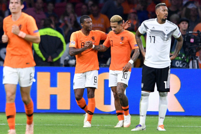 Georginio Wijnaldum (i) y Memphis Depay (d) son estelares en la selección holandesa.