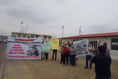 Los moradores de la urbanización realizaron un plantón pacífico.