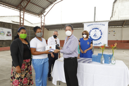 Víctor Flores, presidente del Club Rotario de La Puntilla, entrega tabletas a alumnos que por no tener dispositivo no pueden ver clases virtuales.