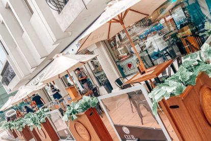 En la calle Víctor Emilio Estrada, en Urdesa, restaurantes empezaron a atender en mesas ubicadas en las veredas.