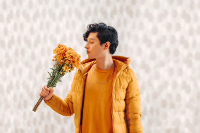 Felipe tiene 26 años. Toca piano y guitarra.