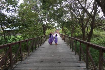 Las niñas de la comunidad practicaban para su homenaje a Simón Bolívar.