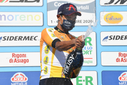 Campeón. El tricolor festeja en el podio tras acumular un tiempo total de 15:15:54 superando al italiano Andrea Bagioli (Deceunick- Quick- Step).