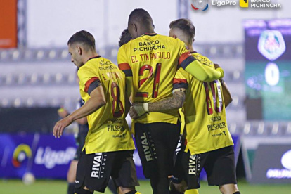 El festejo amarillo en el estadio Bellavista, Martínez, Angulo y Díaz.