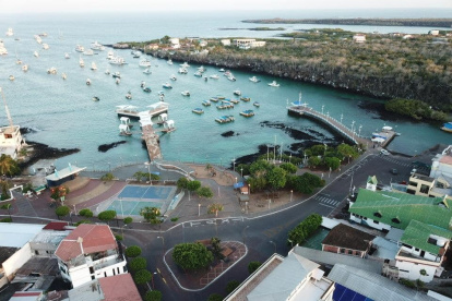Puerto Ayora, en la isla Santa Cruz es la ciudad más poblada de la provincia de Galápagos.
