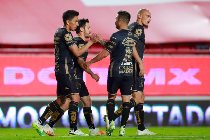Angel Mena es felicitado por sus compañeros luego de sus dos conquistas ante Necaxa.