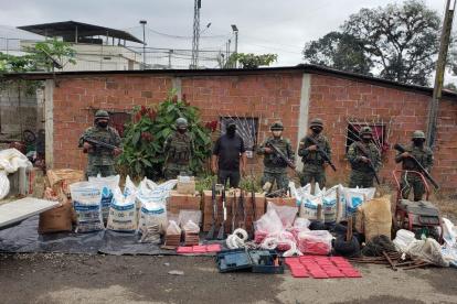 En varios campamentos mineros del cantón Camilo Ponce Enríquez los militares encontraron material sin documentos habilitantes.