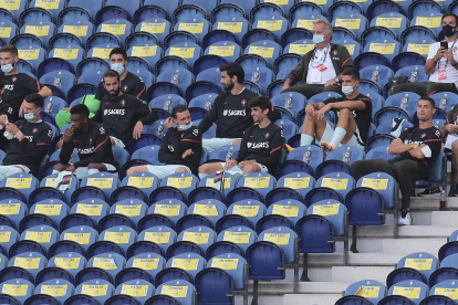 Cristiano Ronaldo (d), mientras observa el partido entre Portugal y Croacia sin mascarilla.