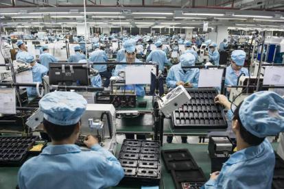 Muchas empresas están replanteándose tener su producción en China.