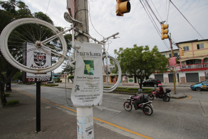 Bicicleta blanca ubicada en homenaje a Juan José Vallejo, fallecido en 2015. Su caso sigue abierto sin sentencia.
PERIODISTA : 

FECHA : 06/09/2020 

Agencia (ag-extra)