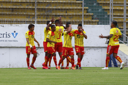Los jugadores de Aucas festejan uno de los goles marcados a Guayaquil City en el Gonzalo Pozo Ripalda