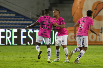 Los jugadores de Independiente de Valle, Caicedo (i) y Torres (d) festejan el empate ante Emelec.