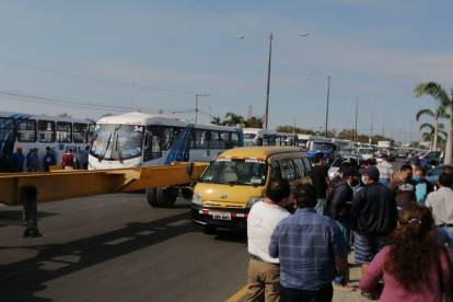 Hecho. Los buses se han concentrado esta mañana en en los exteriores del ingreso principal del Puerto Marítimo.