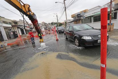 Trabajos de Interagua en una de las fugas de agua potable que se han dado en este año.