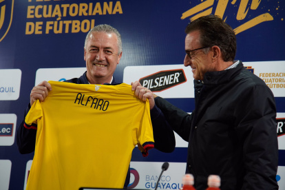 Gustavo Alfaro recibió la camiseta de la tricolor como símbolo del inicio de su proceso