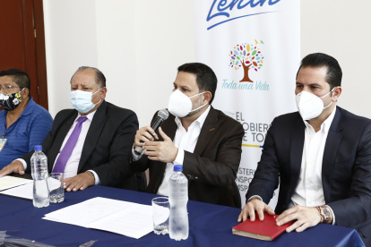 El ministro Gabriel Martínez mostró su preocupación por el futuro de los fondos para la construcción del hospital de Pedernales.