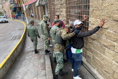 Militares de la Brigada Vencedores efectúan patrullajes y revisiones diarias en Quito desde el inicio de la pandemia.