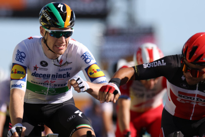 Sam Bennett (izquierda) durante la jornada de esta mañana en el Tour de Francia. Al final se quedaría con la etapa