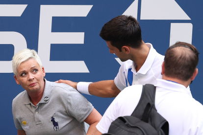 NEW YORK, NEW YORK - SEPTEMBER 06: Novak Djokovic of Serbia tends to a line judge who was hit with the ball during his Men"s Singles fourth round match against Pablo Carreno Busta of Spain on Day Seven of the 2020 US Open at the USTA Billie Jean King National Tennis Center on September 6, 2020 in the Queens borough of New York City.   Al Bello/Getty Images/AFP

== FOR NEWSPAPERS, INTERNET, TELCOS & TELEVISION USE ONLY ==

 GSE-SPO-TEN-WTA-2020-US-OPEN---DAY-7