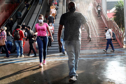 Personas con mascarilla y tratando de mantener una distancia prudente para evitar el contagio de coronavirus, una escena cotidiana en el metro de Sao Paulo, Brasil.