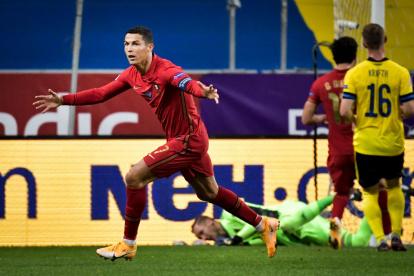 Cristiano Ronaldo celebra su gol 100 con la selección en el partido contra Suecia. Luego marcó el 101.
