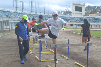 Concentración. Darwin junto a atletas de la selección absoluta y la adaptada entrenan actualmente en Loja.