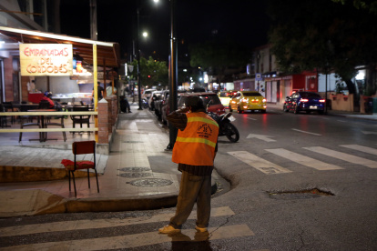Vigilantes seguros. Son personas civiles que trabajan a lo largo de la avenida Adolfo Alvear Ordóñez. Ellos se encargan de cuidar los vehículos apostados en los exteriores de los negocios y viviendas.