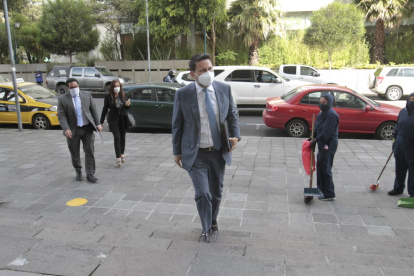 El Ministro de Transporte Gabriel Martínez acudió a la Fiscalía a dar una versión en el caso del Hospital de Pedernales