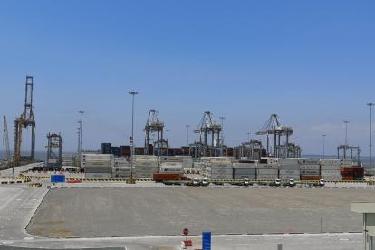 El escaneo con rayos X se hace en uno de los puertos de Guayaquil.