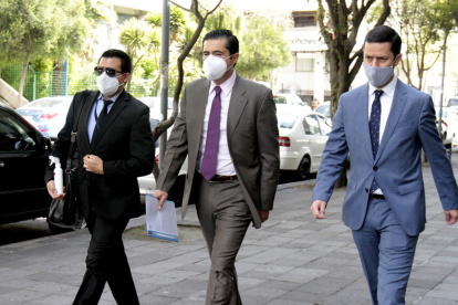 El ministro de Economía Richard Martínez dio una versión breve en el caso del Hospital de Pedernales.