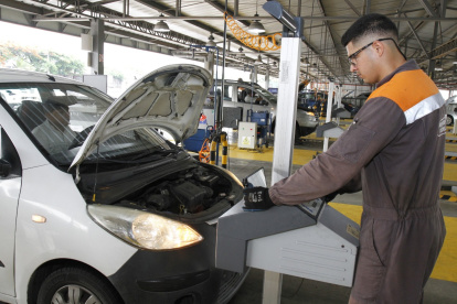 Un trabajador realiza la revisión vehicular en las instalaciones de la entidad.